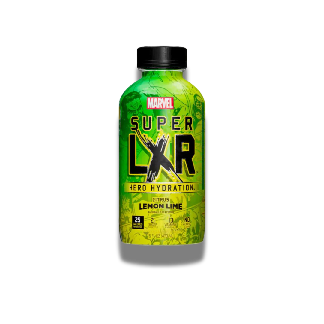 Ein Bild der Arizona Marvel Super LXR Citrus Lemon Lime 473ml Flasche. Die Flasche zeigt das Marvel-Logo und ist in lebhaften Gelb- und Grüntönen gestaltet.