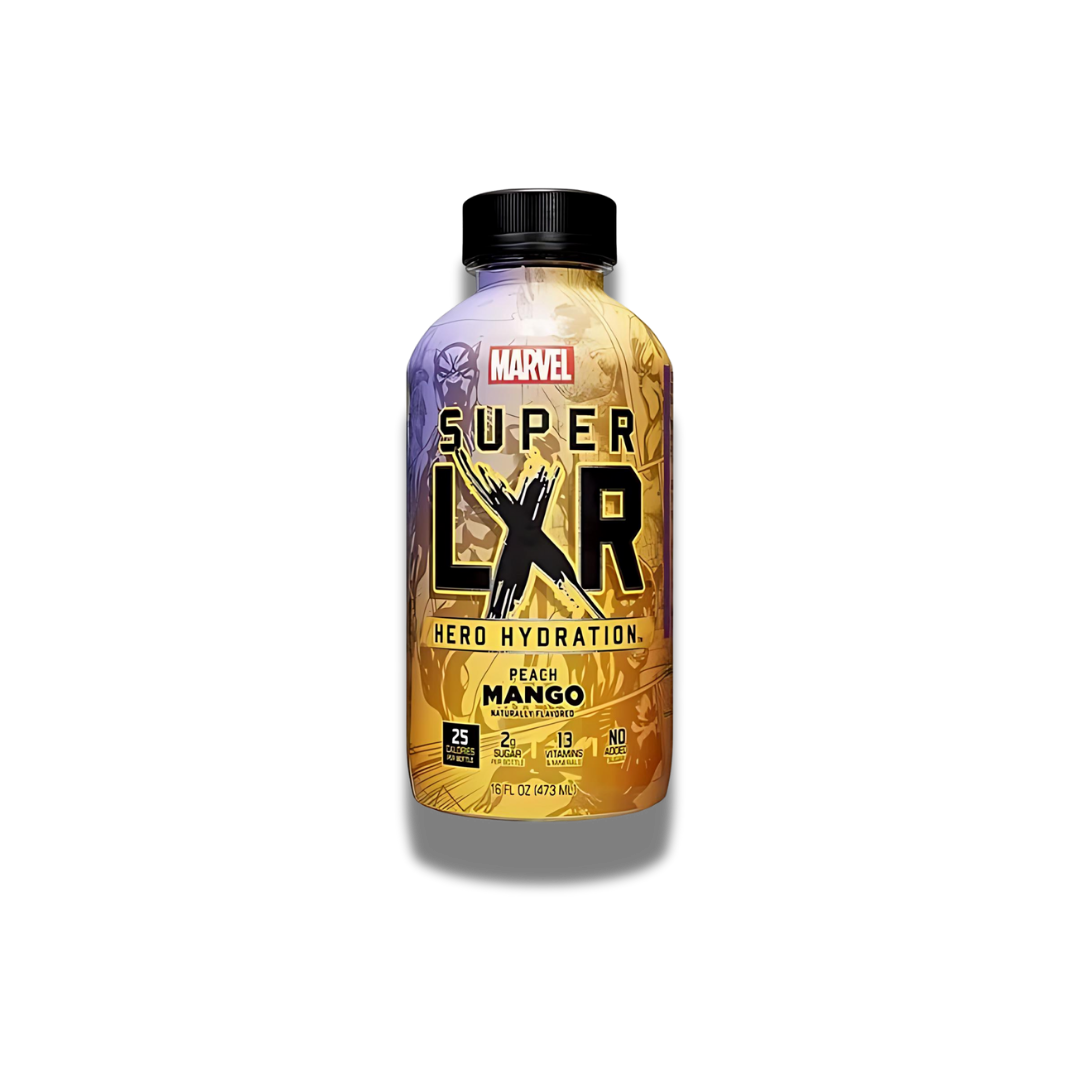 Ein Bild der Arizona Marvel Super LXR Peach Mango 473ml Flasche. Die Flasche zeigt das Marvel-Logo und ist in lebhaften Orange- und Gelbtönen gestaltet.