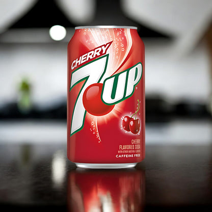 Ein Bild der 7up Cherry Soda 355 ml Dose. Die Dose ist in leuchtenden Rot- und Grüntönen gehalten und zeigt Kirschen und spritzige Blasen.