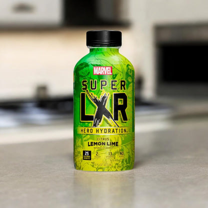 Ein Bild der Arizona Marvel Super LXR Citrus Lemon Lime 473ml Flasche. Die Flasche zeigt das Marvel-Logo und ist in lebhaften Gelb- und Grüntönen gestaltet.