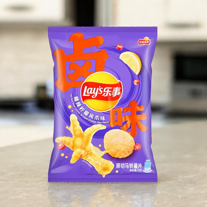 Ein Bild der Asian Lays Chips - Hot and Sour Braised Lemon Chicken 70g Packung. Die Verpackung zeigt eine schmackhafte Darstellung von scharf-sauren Zitronenhähnchen und knusprigen Chips.