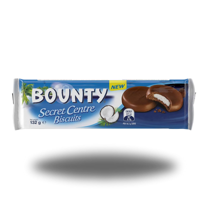 Ein Bild der Bounty Secret Centre Biscuits 132g Verpackung. Die Kekse sind mit einer Schicht Milchschokolade überzogen und haben einen cremigen Kokosnusskern.