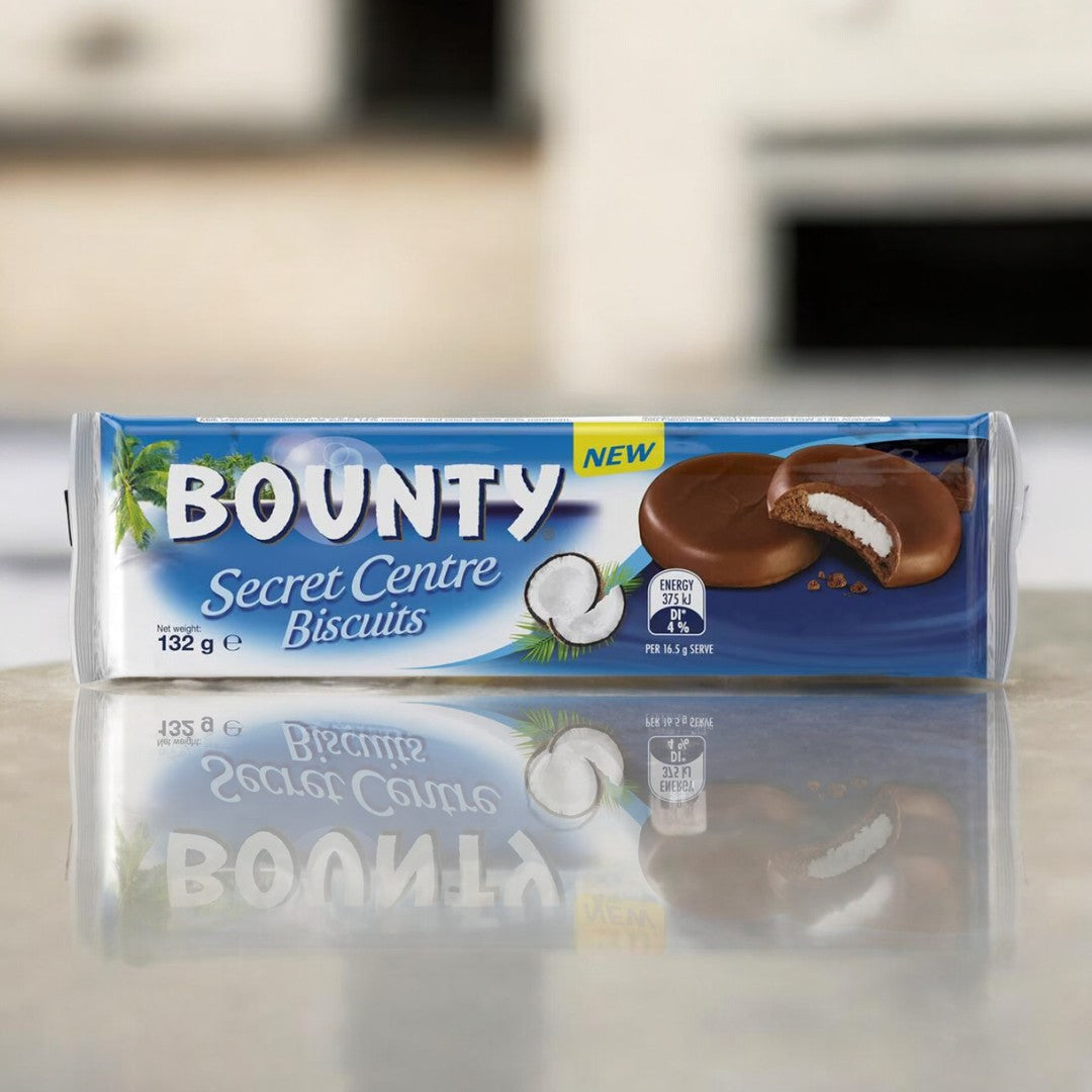 Ein Bild der Bounty Secret Centre Biscuits 132g Verpackung. Die Kekse sind mit einer Schicht Milchschokolade überzogen und haben einen cremigen Kokosnusskern.