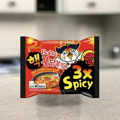 Packung Samyang Buldak Hot Chicken Flavour Ramen - 3x Spicy, bekannt für ihre extrem scharfe Würze und intensiven Geschmack.