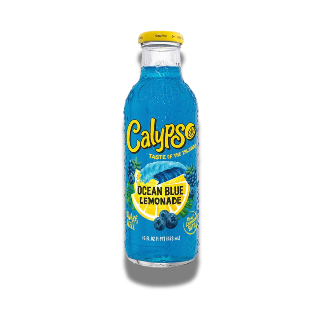 Ein Bild der Calypso Ocean Blue Lemonade 473ml Flasche. Die Flasche hat eine leuchtend blaue Farbe und zeigt eine erfrischende Limonade mit Blaubeer- und Zitronengeschmack.