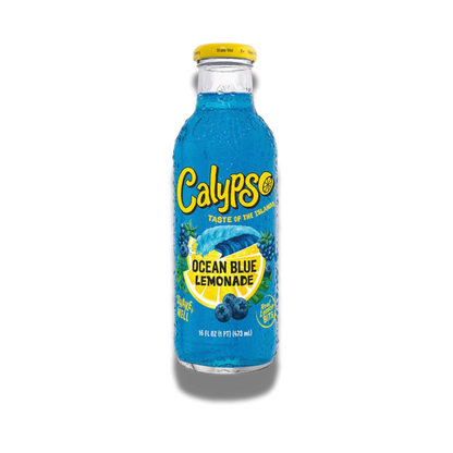 Ein Bild der Calypso Ocean Blue Lemonade 473ml Flasche. Die Flasche hat eine leuchtend blaue Farbe und zeigt eine erfrischende Limonade mit Blaubeer- und Zitronengeschmack.