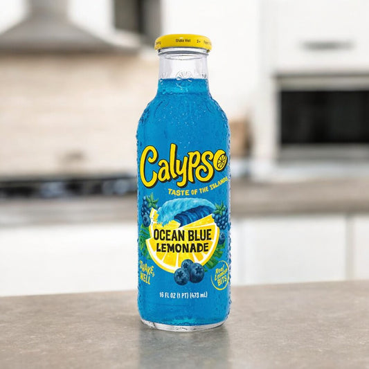 Ein Bild der Calypso Ocean Blue Lemonade 473ml Flasche. Die Flasche hat eine leuchtend blaue Farbe und zeigt eine erfrischende Limonade mit Blaubeer- und Zitronengeschmack.