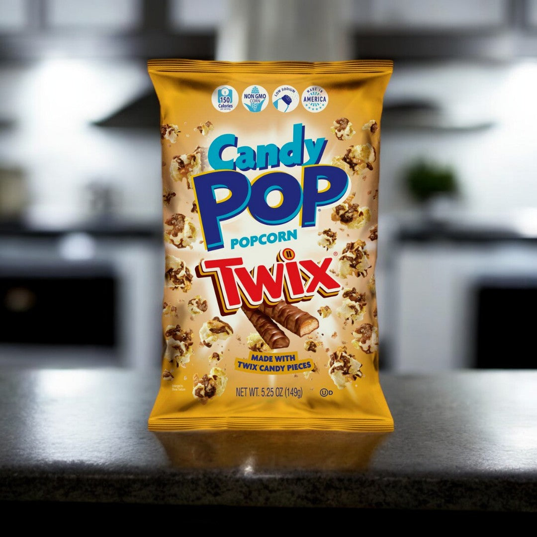 Die 149g CandyPop Popcorn Twix ist ein Knackiges Popcorn umhüllt von süßer Schicht, die mit Twix-Stückchen verfeinert ist.