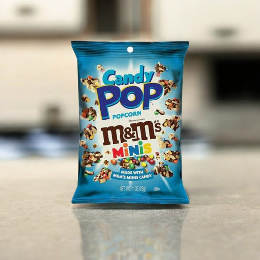 Ein Bild der Verpackung von Candy Pop Popcorn M&M's minis 28g. Das Popcorn ist mit kleinen M&M's-Schokolinsen und einer leichten Schokoladenschicht überzogen.