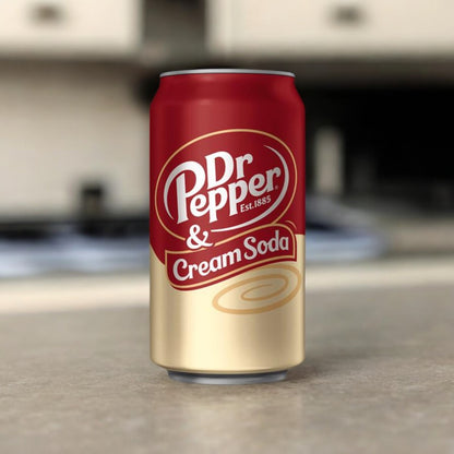 Eine 355ml Dose Dr Pepper Cream Soda, gestaltet in den typischen Farben Rot und Creme, die die cremige Note der Soda unterstreichen.