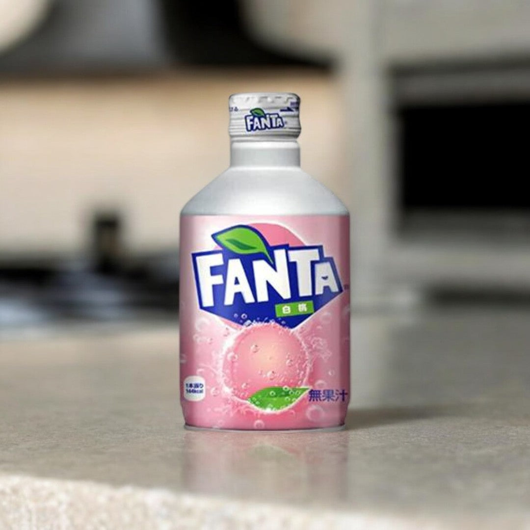 Fanta White Peach Japan in einer 300ml Flasche, eine limitierte Erfrischung mit dem Geschmack weißer Pfirsiche.