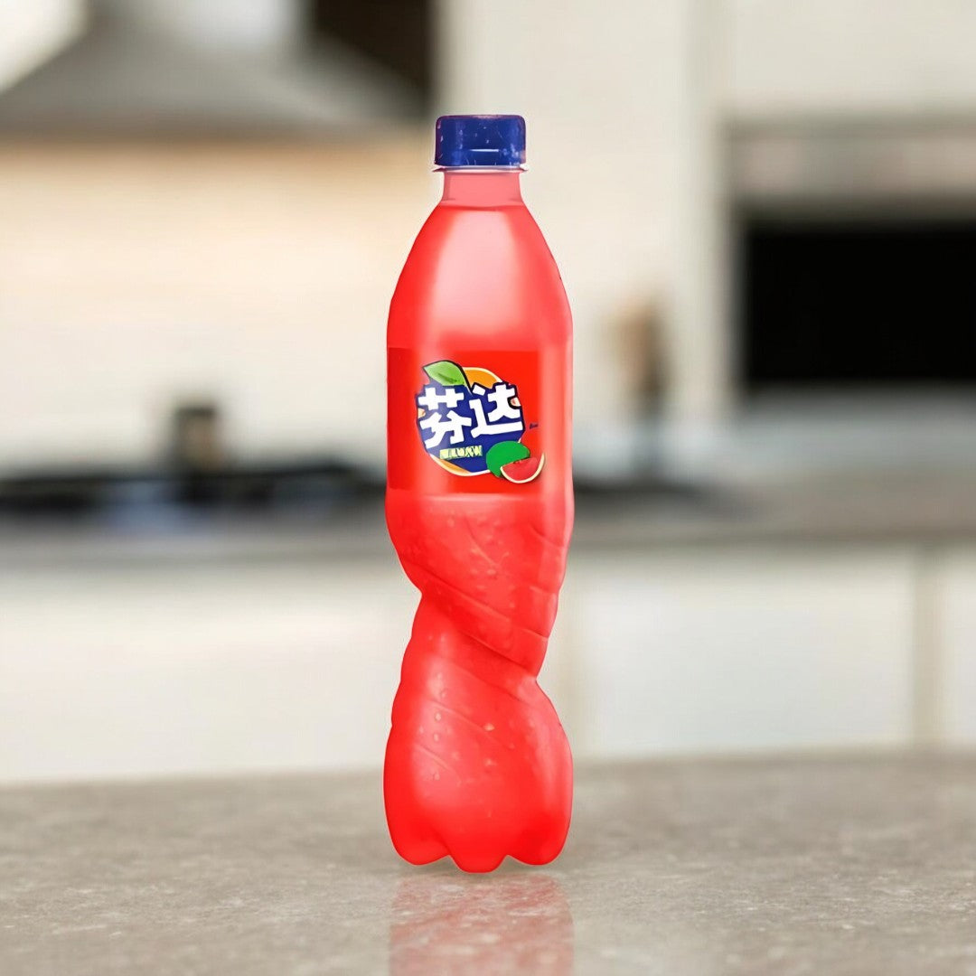 Fanta Wassermelone Getränk in einer 500ml Flasche, mit erfrischendem Wassermelonen-Geschmack, dargestellt auf einem weißen Hintergrund.