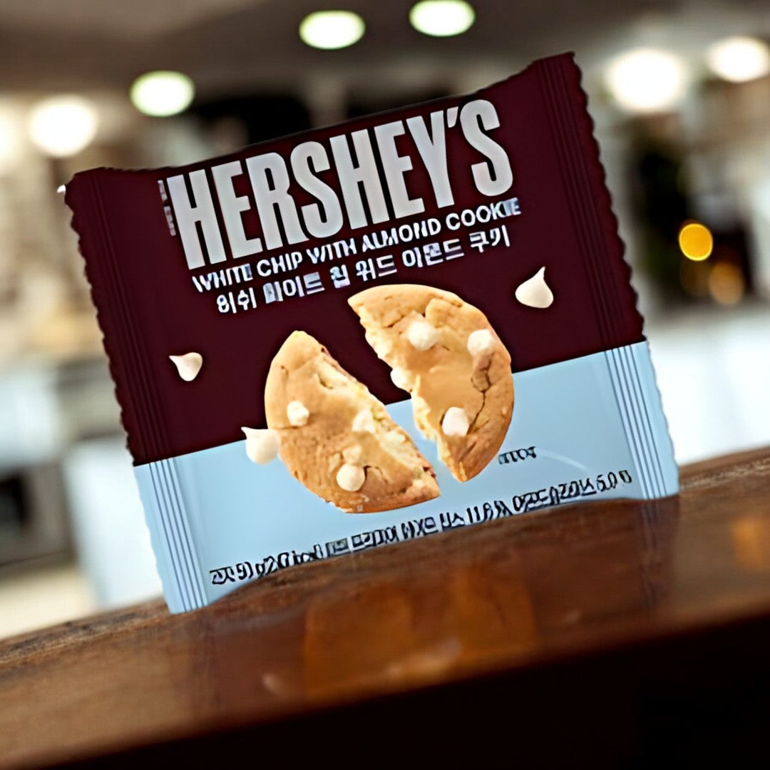 Hershey's White Chip Almond 50g  Knackig und lecker! Diese weiße Schokolade überzeugt mit köstlichen weißen Schokoladenstückchen und knackigen Mandeln.