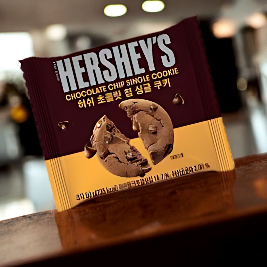 Hershey's Chocolate Chip Single 50g  Ein amerikanischer Klassiker! Diese Milchschokoladetafel ist mit leckeren Milchschokoladenstückchen gespickt. Genieße puren Schokoladen-Genuss in jedem Bissen.