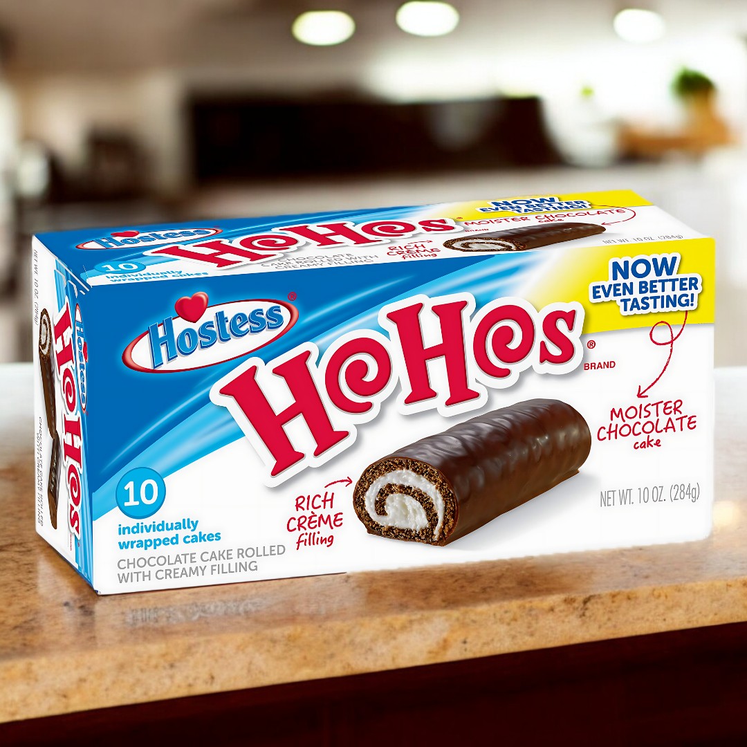 Hostess HoHos 284g  Bist du bereit für ein echtes Schoko-Abenteuer? Mit Hostess Ho-Hos erlebst du eine unvergleichliche Kombination aus fluffigem Teig, cremiger Füllung und einer köstlichen Schokoladenglasur! Diese schokoladigen Rollen sind der perfekte Snack für jede Gelegenheit und machen jeden Moment besonders.