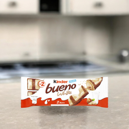 Kinder Bueno White 39g Riegel mit weißer Schokolade, knuspriger Waffel und cremiger Milch-Haselnuss-Füllung – perfekter Genuss für unterwegs.