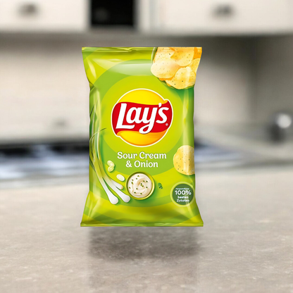 Lay's Sour Cream & Onion Chips 150g Packung, knusprige Kartoffelchips mit cremig-würzigem Geschmack.