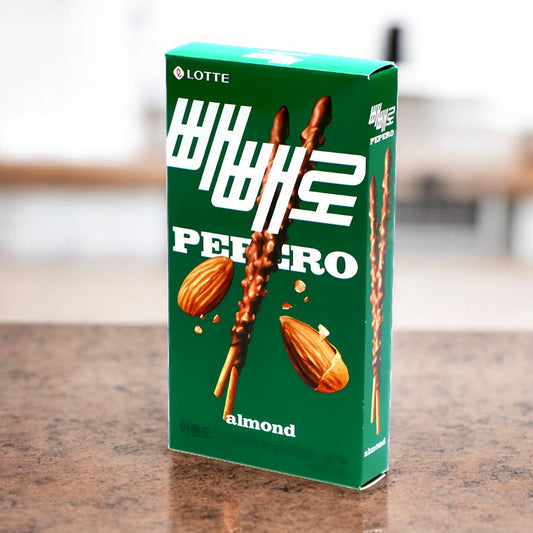 Lotte Pepero Almond & Choco Sticks 37g, knusprige Kekssticks in Milchschokolade mit Mandelstückchen.