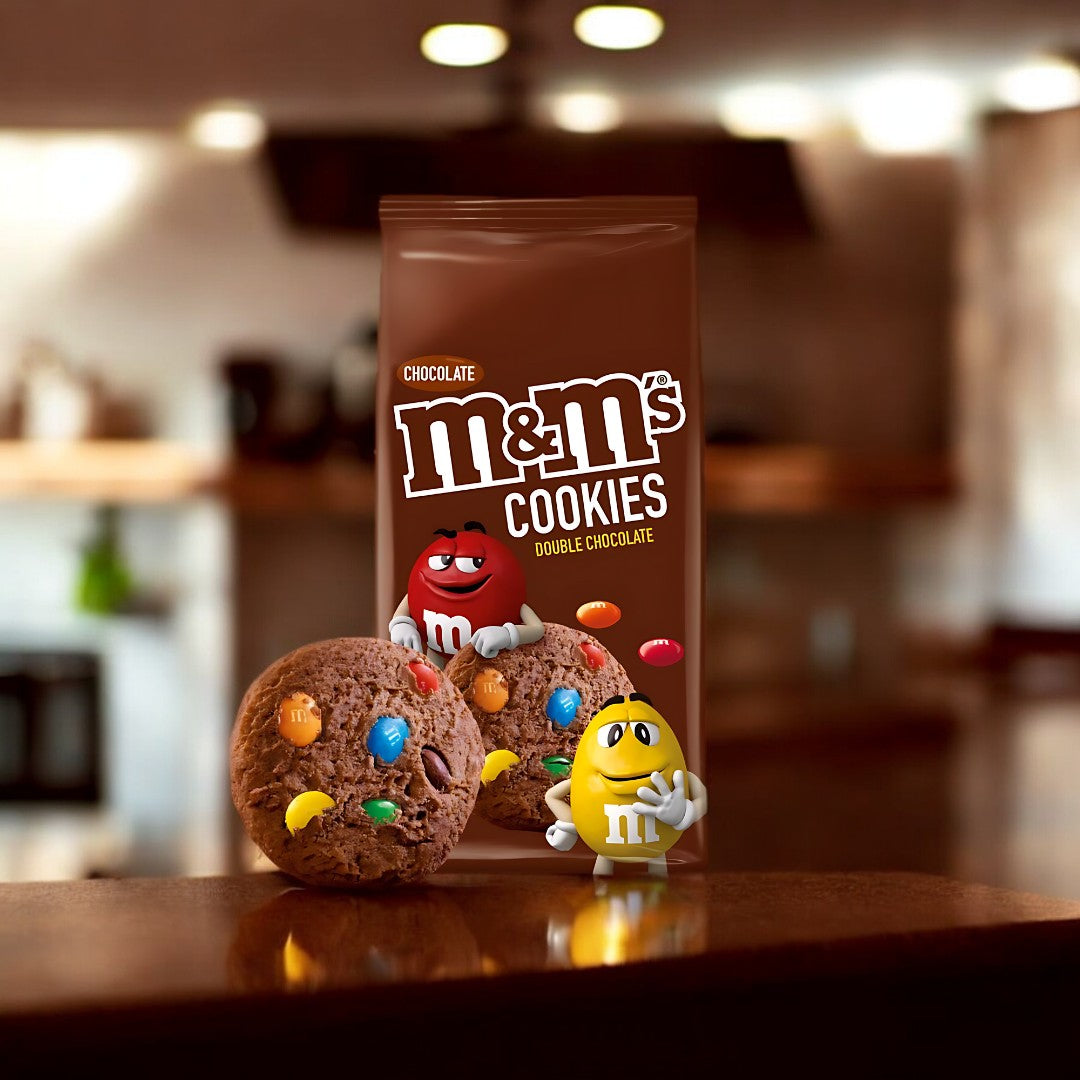 M&M´s Cookie 180g  Diese knusprigen Kekse sind vollgepackt mit bunten M&M's, die für eine farbenfrohe und schokoladige Geschmacksexplosion bei jedem Bissen sorgen. Perfekt zum Teilen mit Freunden, zum Knabbern zwischendurch oder als krönender Abschluss eines jeden Desserts. Probiere jetzt die unwiderstehliche Kombination aus knusprigem Keks und bunten Schokolinsen!