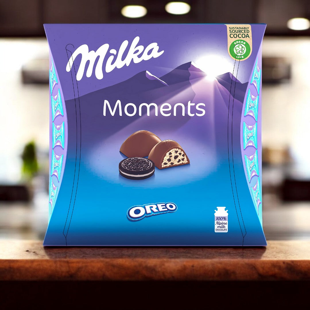 Milka Moments Praline 92g  Milka Oreo Moments Praline vereint zwei beliebte Süßigkeiten in einer Packung - die cremige Milka Schokolade und die knusprigen Oreo Kekse.