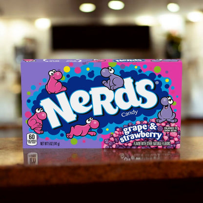 Nerds Trauben und Erdbeere 141g  die knusprigen Mini-Bonbons in zwei fruchtigen Geschmacksrichtungen: Traube und Erdbeere! Diese kleinen, knallbunten Bonbons sind nicht nur super lecker, sondern sehen auch noch mega cool aus. 