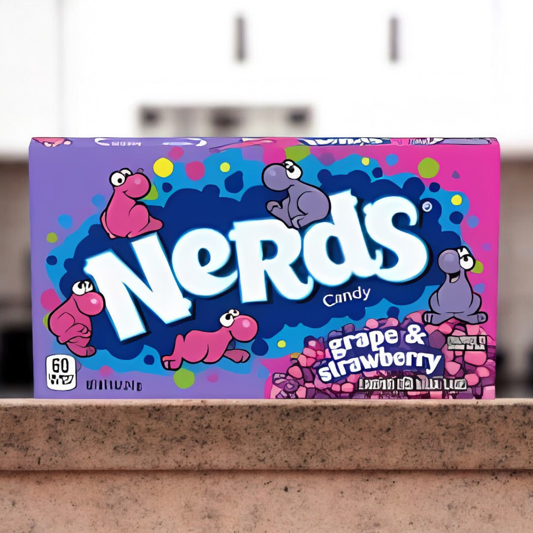 Nerds Grape Strawberry 141g, knackige Kügelchen mit dem fruchtigen Geschmack von Traube und Erdbeere.