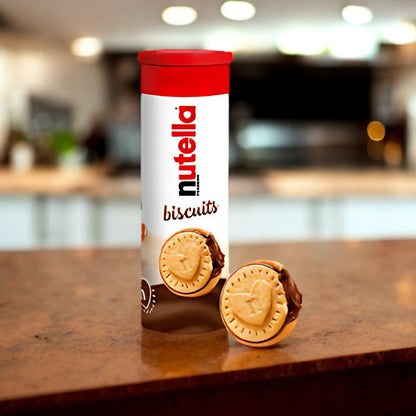 Nutella Biscuits 166g  Die unwiderstehliche Kombination aus knusprigem Keks und cremiger Nutella in der Mitte! Diese Kekse sind der absolute Wahnsinn!