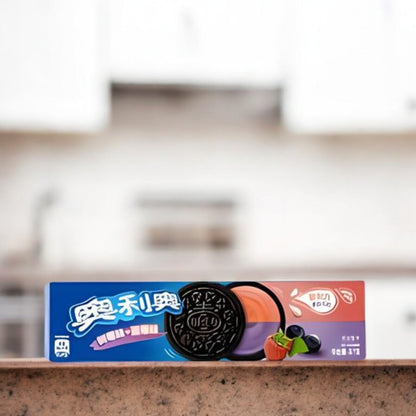 Oreo Crystal Grape & Peach China 97g – Oreos mit fruchtigem Trauben- und Pfirsichgeschmack, perfekt für einen süßen Snack-Moment.