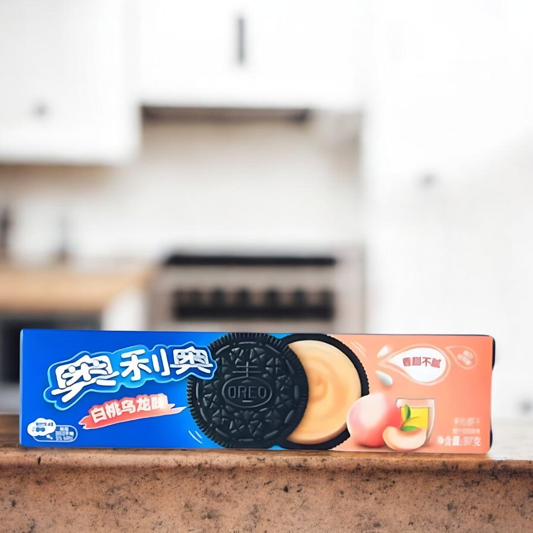 Erlebe eine erfrischende Geschmackskombination mit Oreo Sandwich Cookie White Peach! Dieser außergewöhnliche Oreo-Keks kombiniert zwei knusprige Oreo-Kekse mit einer einzigartigen weißen Pfirsich-Cremefüllung. Der süße und fruchtige Pfirsichgeschmack sorgt für ein frisches Geschmackserlebnis, das an sommerliche Tage erinnert. Ideal für alle, die neue und exotische Geschmackskombinationen lieben.  Zutaten: Zucker, Weizenmehl, Palmöl, Milchpulver, Glukosesirup, Pfirsicharoma, Backtriebmittel (Natriumbicarbona