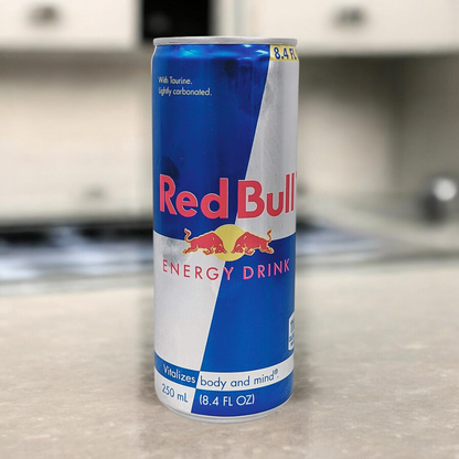 Red Bull Energy Drinks 250ml – Erhältlich in verschiedenen The Editions wie The Blue Edition Heidelbeere, The Red Edition Wassermelone, The Peach Edition und The Green Edition Kaktusfrucht. Dein Energiekick in jeder Situation!