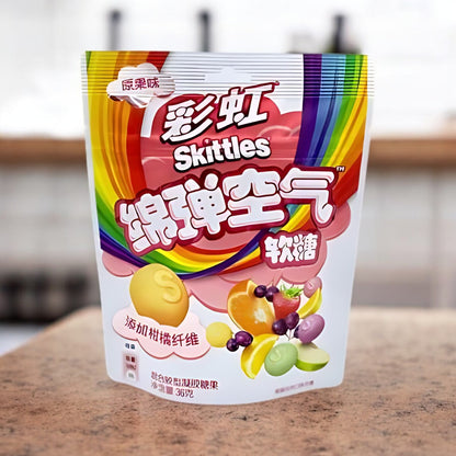 Skittle Real Fruit China 36g, bunte kaubare Süßigkeiten mit echten Fruchtaromen.