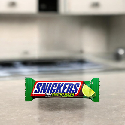 Snickers Limette 42g Riegel, mit einer spritzigen Limetten-Creme, knackigen Erdnüssen und Karamell, umhüllt von Schokolade.