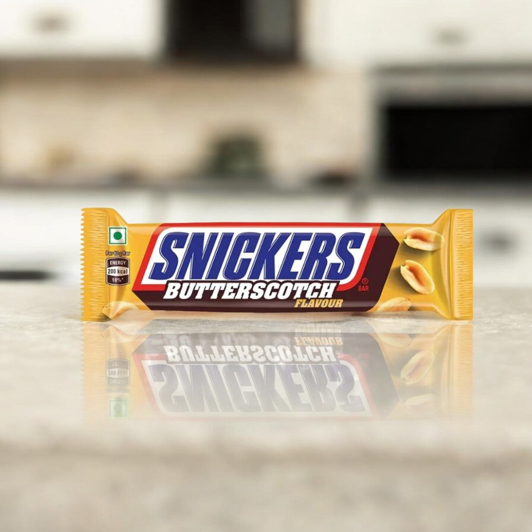 Snickers Butterscotch 40g Riegel, gefüllt mit Erdnüssen, Karamell und Nougat, umhüllt von Milchschokolade und verfeinert mit Butterscotch-Geschmack.