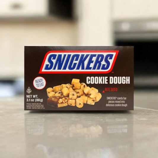 Snickers Cookies Dough Bites 88g, gefüllt mit Cookie Dough, Karamell, Erdnüssen und umhüllt von Milchschokolade.