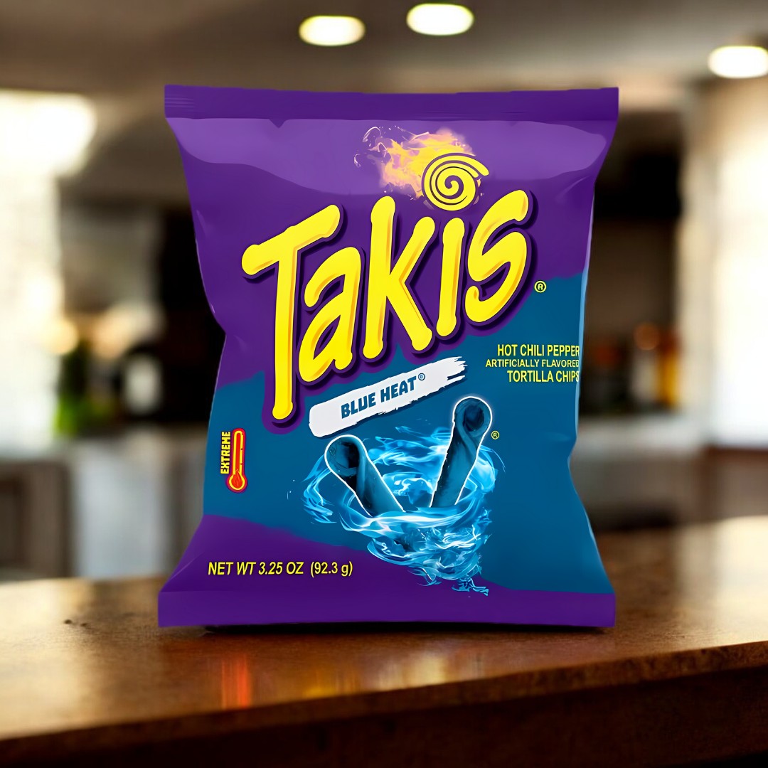 Takis Blue Heat 92,3g  Bist du bereit, deine Geschmacksknospen auf eine heiße Achterbahnfahrt zu schicken? Takis Blue Heat aus den USA sind mehr als nur ein Snack - sie sind ein Abenteuer! Mit ihrem intensiven blauen Look und der explosiven Würze sind diese knusprigen Rollen genau das Richtige für alle, die es gerne scharf mögen.