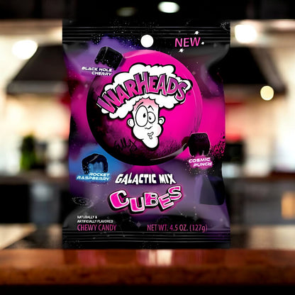 Warheads Galactic Cubes 99g  Bist du bereit für eine intergalaktische Geschmacksexplosion? Mit Warheads Galactic tauchst du ein in eine neue Dimension des Geschmacks! Diese kleinen Bonbons bringen nicht nur Farbe und Spaß in deinen Tag, sondern bieten auch den intensiven sauren Kick, den du liebst.