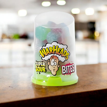 Warheads Bites 80g  Bist du bereit für den intensivsten Geschmackskick aller Zeiten? Warheads Bites sind hier, um deine Geschmacksknospen in eine wilde Achterbahnfahrt zu schicken! Diese kleinen Bissen sind vollgepackt mit einer explosiven Mischung aus sauren und süßen Aromen, die dich garantiert umhauen werden.