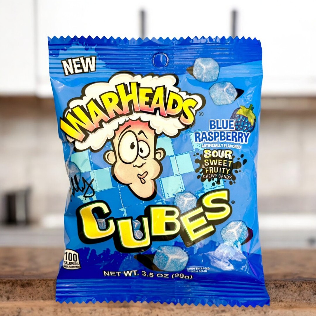 Warheads Cubes Blue Raspberry 99g, saure Kaubonbons mit dem intensiven Geschmack von Blaubeere, ideal für ein spannendes Kauerlebnis.