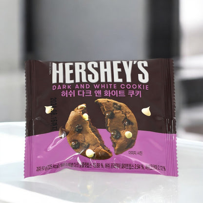 Hershey's Dark White 50g  Entdecke den spannenden Kontrast! Diese Schokolade vereint zarte weiße Schokolade mit dunklen Schokoladenstückchen. 