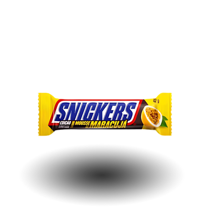 Snickers Maracuja 42g Riegel, eine Kombination aus fruchtiger Maracuja-Creme, knackigen Erdnüssen und Karamell, umhüllt von Schokolade.