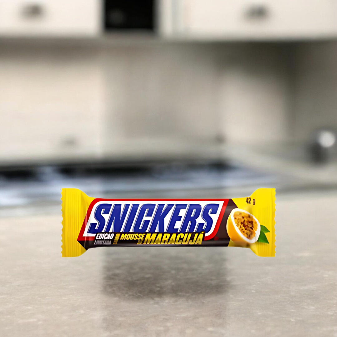 Snickers Maracuja 42g Riegel, eine Kombination aus fruchtiger Maracuja-Creme, knackigen Erdnüssen und Karamell, umhüllt von Schokolade.