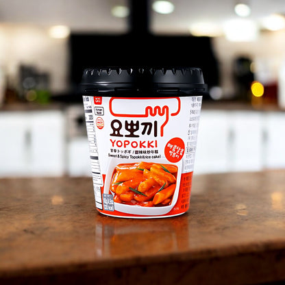 Topokki Sweet & Spicy 140g  Scharf, süß und mega lecker - der koreanische Streetfood-Hit für Zuhause! Diese würzigen Reiskuchen in pikant-süßer Soße sind der absolute Knaller! 